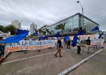 Trabajadores de la banca estatal marchan ante la «pérdida salarial»