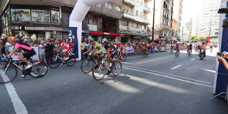 Comienza Rutas de América, una prueba de ciclismo que «excede lo deportivo»