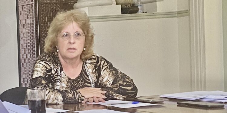 La alcaldesa Alicia Espíndola se disculpa por entregar la llave de la ciudad a Lucas Sugo sin consultar a los concejales.