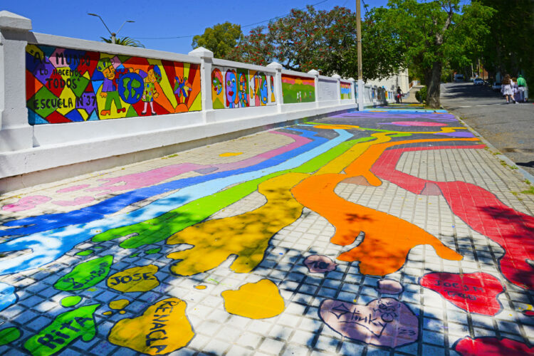 El Proyecto ‘Parques Pintados’ inunda de vida y color las calles y aceras de Colonia