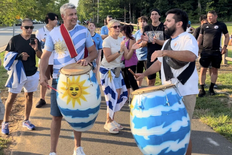 Tambores y banderas reciben a Uruguay en su última sesión antes de Colombia 22 Tambores y banderas reciben a Uruguay en su última sesión antes de Colombia