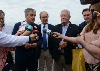 El Intendente y el Presidente de ANP supervisan avances en las obras del muelle de madera en Colonia del Sacramento