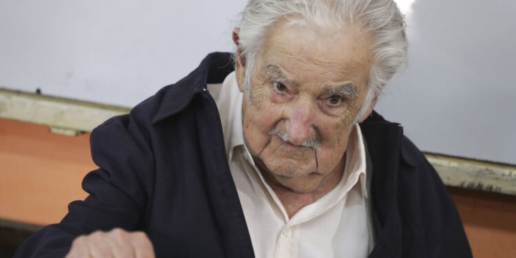 Mujica evoluciona dentro de lo esperado luego de que le implantaran un stent en el esófago