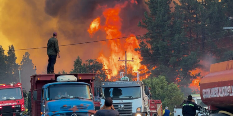 Los incendios forestales arrasan ya más de 25.000 hectáreas en el sur de Argentina