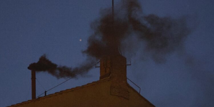 La primera fumata negra del cónclave para elegir al sucesor de Francisco se hizo esperar