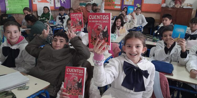 Una ciudad que lee: el Club Rotario de Carmelo dona libros a escuelas locales en el Día Nacional del Libro