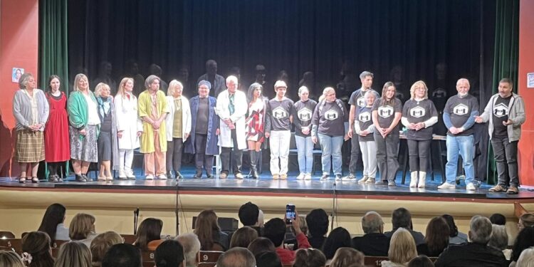 El teatro carmelitano se llenó de aplausos: éxito local de “Pacientes en espera” en el Uamá