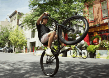 Wheelie: por qué es una de las piruetas más riesgosas