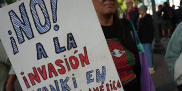 Manifestantes protestan en Montevideo contra el «ataque imperialista» a Venezuela