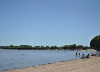 Salud investiga las erupciones cutáneas en bañistas del Río Uruguay y mantiene la vigilancia sanitaria