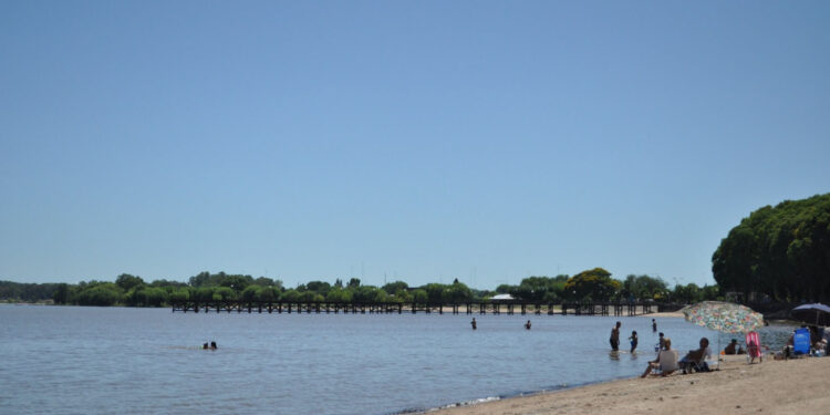 Salud investiga las erupciones cutáneas en bañistas del Río Uruguay y mantiene la vigilancia sanitaria
