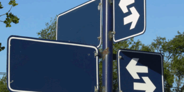 Carmelo evalúa renovar toda su señalética urbana con carteles financiados por publicidad