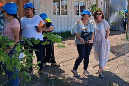 Plantación de árboles en Mevir Campana