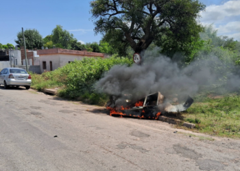 Incendian una heladera abandonada en la vía pública en la esquina de Cagancha y Rivera