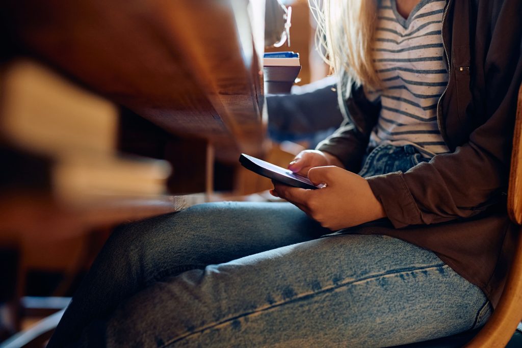 Observacom advierte sobre los riesgos de prohibir redes sociales a menores de 16 años