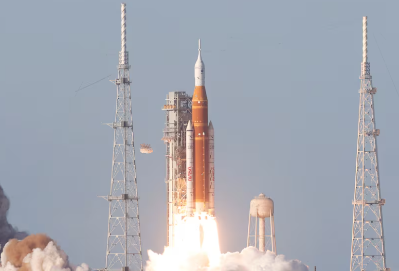 Artemis II despega rumbo a la Luna y abre el primer viaje tripulado más allá de la órbita baja en más de 50 años