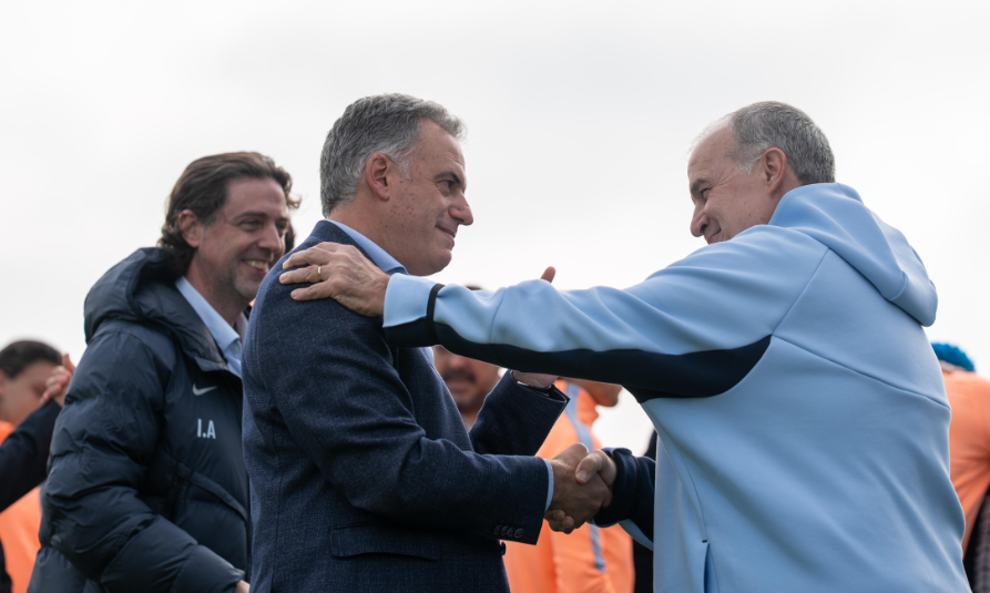Orsi entregó el pabellón nacional a la selección uruguaya antes del Mundial 22 Orsi entregó el pabellón nacional a la selección uruguaya antes del Mundial