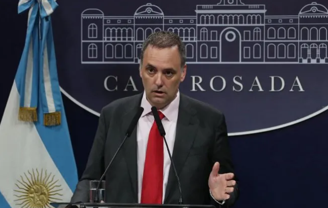 Argentina: renunció Manuel Adorni, jefe de Gabinete de Milei, en medio de una investigación por enriquecimiento ilícito