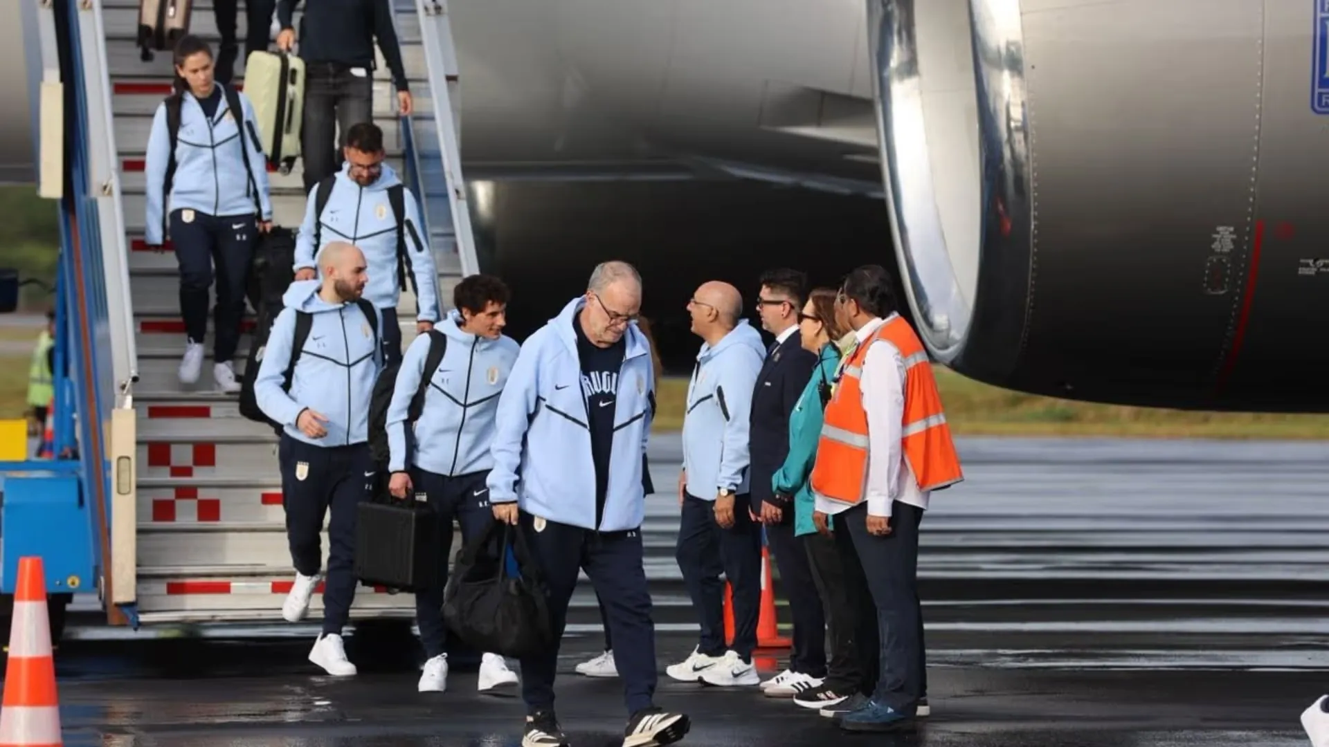 Uruguay tuvo un retraso en su viaje a Miami por un problema con el avión asignado por FIFA