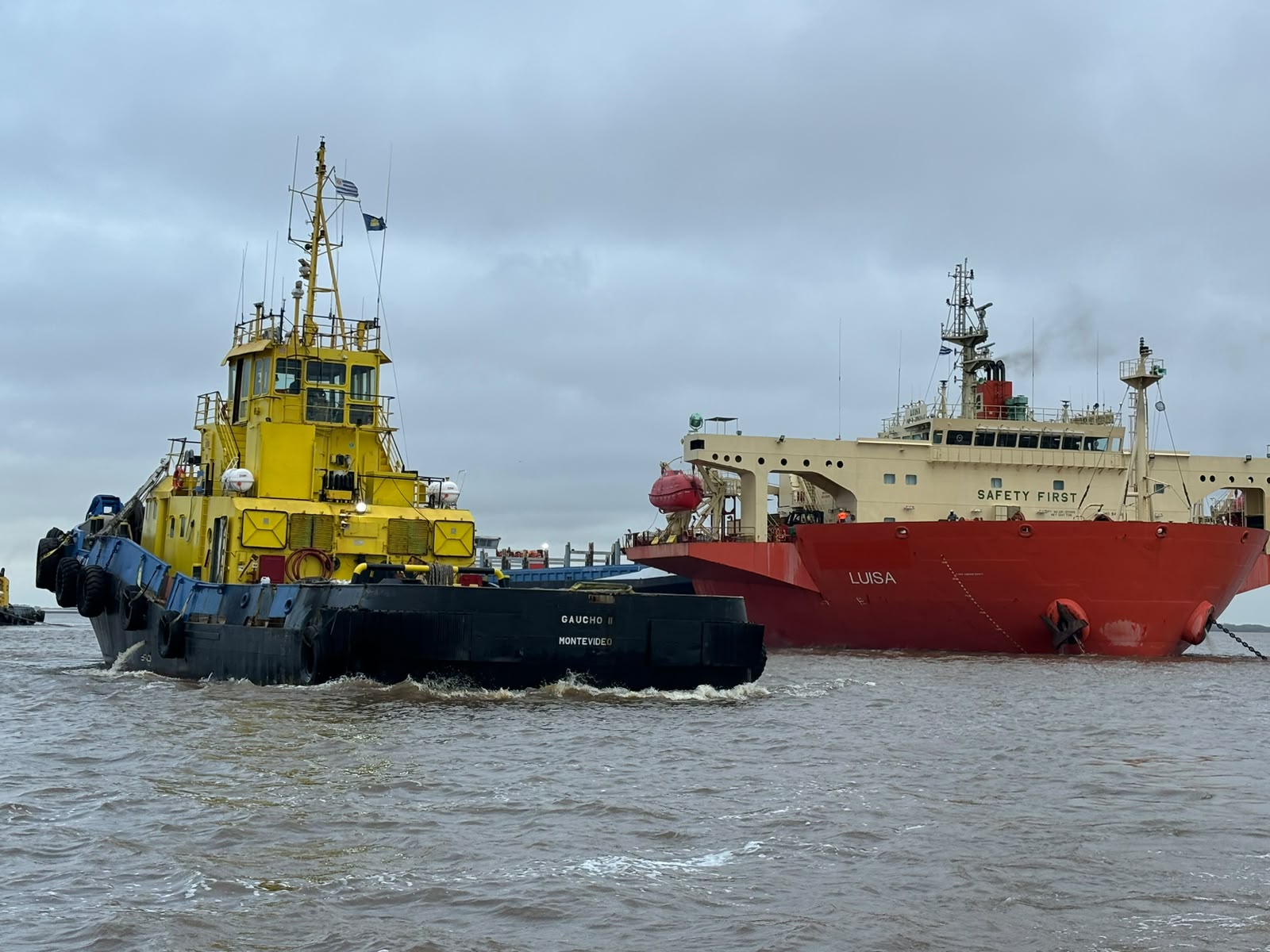 Dos portacontenedores destinados a renovar la flota paraguaya son desembarcados en Nueva Palmira