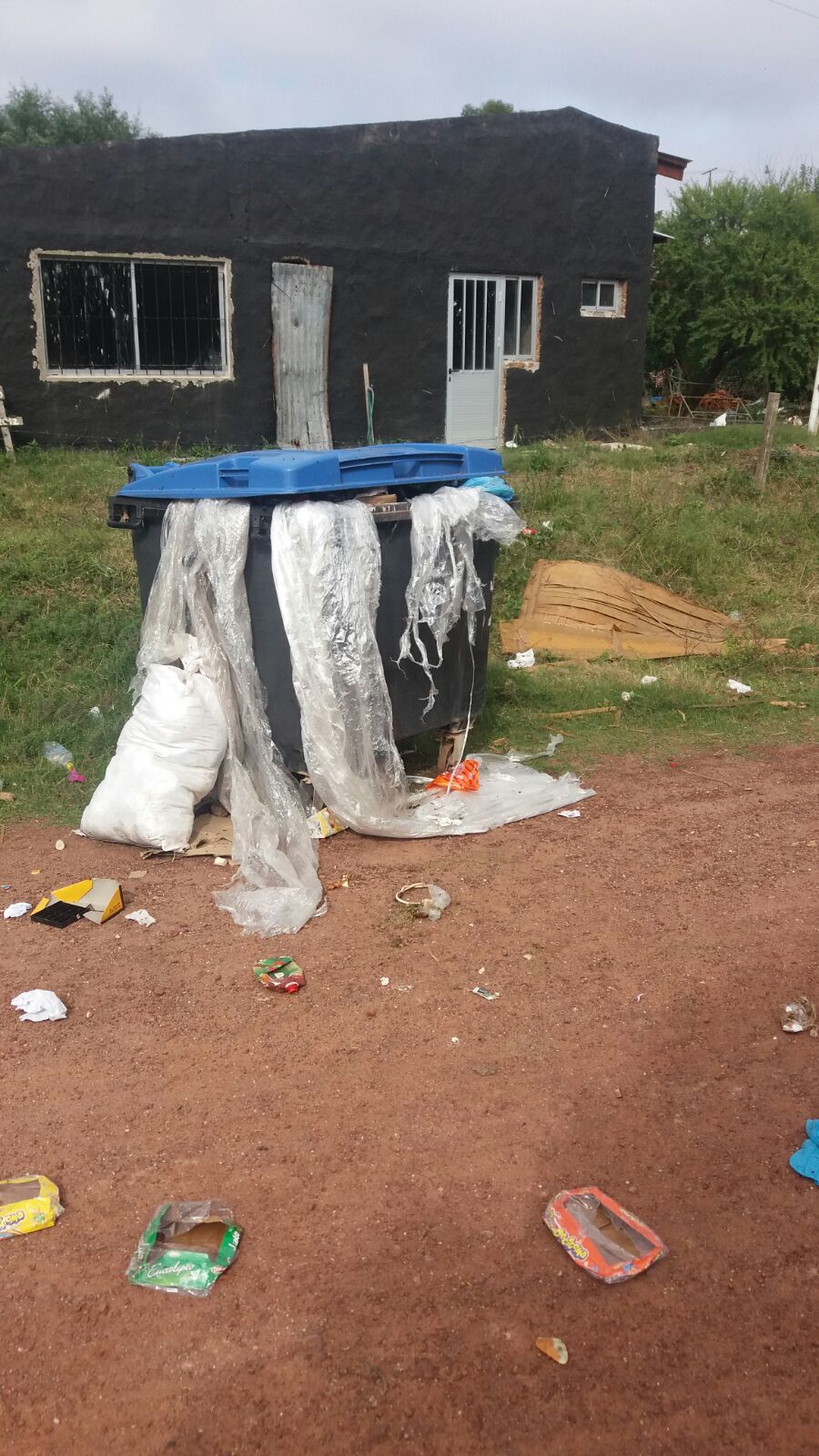 Vecinos de Barrio Lomas preocupados por contenedores desbordados ...