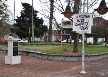 PIT CNT Carmelo se manifestó frente a busto de Perrini