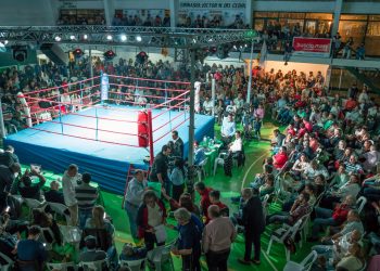Un millar de personas en la noche de boxeo de Plaza Colonia